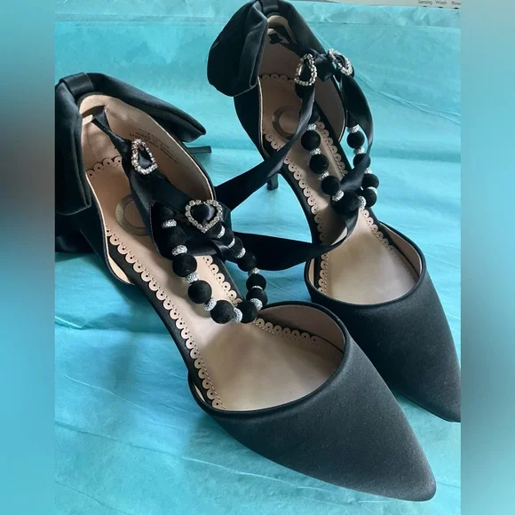 NWOT Chic Black Satin Bow Heels Velvet Beaded Rhinestone Heart Accents - Picture 2 of 7
